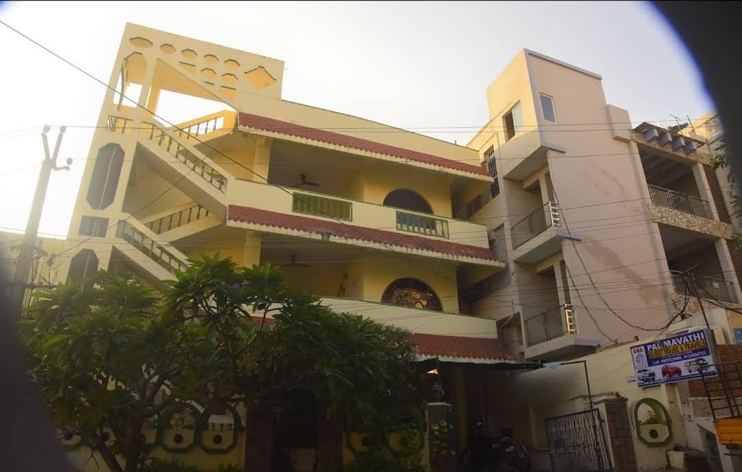 Padmavathi Family Guest House Visakhapatnam Dış mekan fotoğraf